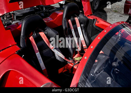 Kit Car. Innenraum des offenen Sportwagens mit Rennsitzen und vollem Gurt. Stockfoto