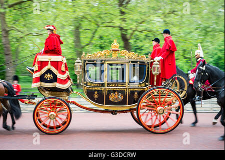 LONDON - 18. Mai 2016: Eine Pferdekutsche führt der irische Staat Trainer Charles, Prince Of Wales und Camilla an der Mall. Stockfoto