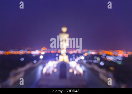 Verschwommene Statue von Buddha und Stadt am Wat Phra, dass Kao Noi Tempel Nan, THAILAND. Stockfoto