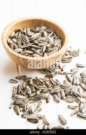 Ungeschälte Sonnenblumenkerne in Holzschale. Stockfoto