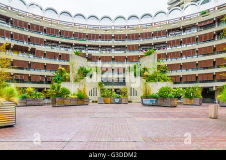 Frobisher Crescent, Brutalist Architektur Gebäude im Barbican-Komplex, London Stockfoto