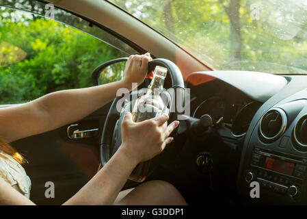 Bild der Frau Trinken von Alkohol im Auto. Stockfoto