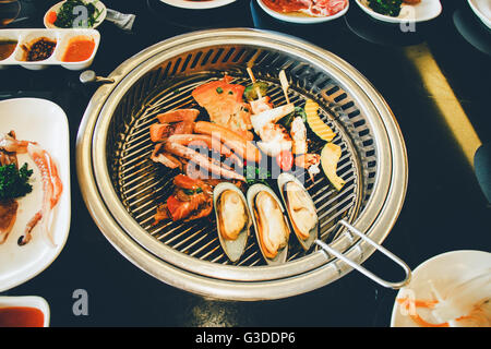 Essen auf Korean BBQ Grill, Fleisch und Gemüse Stockfoto