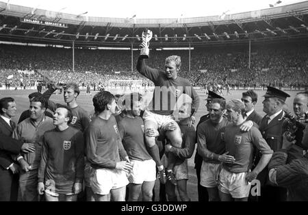 Soccer World Cup 1966 - Finale - England - Deutschland 4: 2 - Bobby Moore (ENG) wird nach dem Spiel gefeiert. | weltweite Nutzung Stockfoto