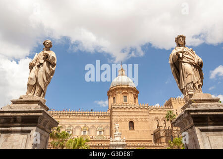 Kathedrale von Palermo, Statuen von St. Agata auf links und St. Rosalia Mitte und rechts, Palermo, Sizilien, Italien Stockfoto