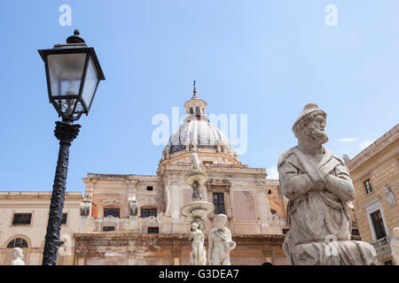 Fontana Pretoria Statuen und Kirche Santa Caterina, Piazza Pretoria, Palermo, Sizilien, Italien Stockfoto