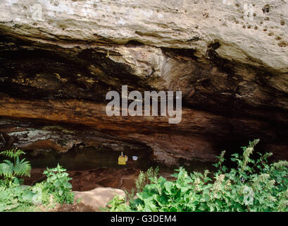 Eine Höhle-Einsiedelei auf Holy Island in Lamlash Bay, verwendet im frühen C6th von Iren St Molaise bleibt sauber & verwendet als Heiligtum von tibetischen Buddhisten. Stockfoto