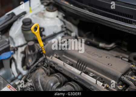 Überprüfen den Ölstand im Motor Stockfoto