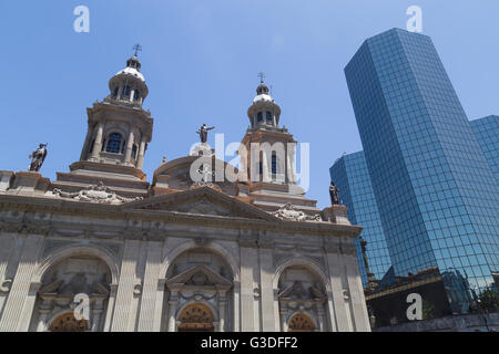 Santiago de Chile, Chile - 26. November 2015: die Kathedrale auf dem Hauptplatz neben einem modernen Gebäude in Santiago de Chile. Stockfoto