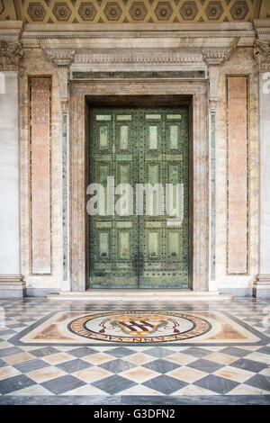 Italien, Rom, Päpstliche Erzbasilika San Giovanni in Laterano (Auch Lateranbasilika), Bronzeportal, Im 17. Jhd. von der Kurie Iu Stockfoto
