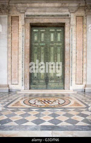 Italien, Rom, Päpstliche Erzbasilika San Giovanni in Laterano (Auch Lateranbasilika), Bronzeportal, Im 17. Jhd. von der Kurie Iu Stockfoto