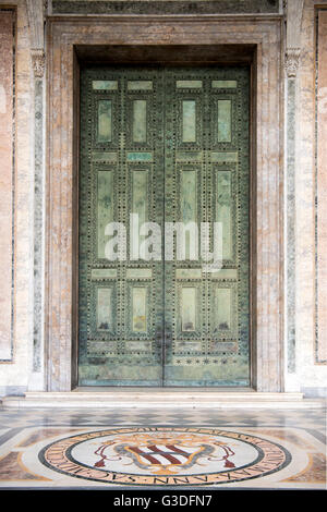 Italien, Rom, Päpstliche Erzbasilika San Giovanni in Laterano (Auch Lateranbasilika), Bronzeportal, Im 17. Jhd. von der Kurie Iu Stockfoto