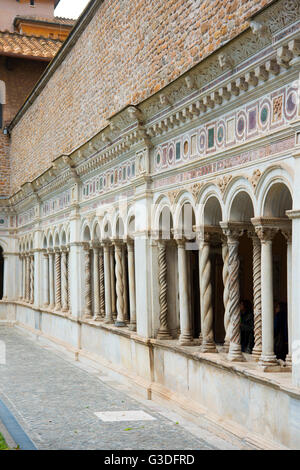Italien, Rom, Päpstliche Erzbasilika San Giovanni in Laterano (Auch Lateranbasilika), Kreuzgang des Klosters der Lateranbasilika Stockfoto