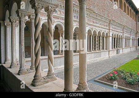 Italien, Rom, Päpstliche Erzbasilika San Giovanni in Laterano (Auch Lateranbasilika), Kreuzgang des Klosters der Lateranbasilika Stockfoto