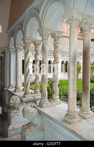 Italien, Rom, Päpstliche Erzbasilika San Giovanni in Laterano (Auch Lateranbasilika), Kreuzgang des Klosters der Lateranbasilika Stockfoto