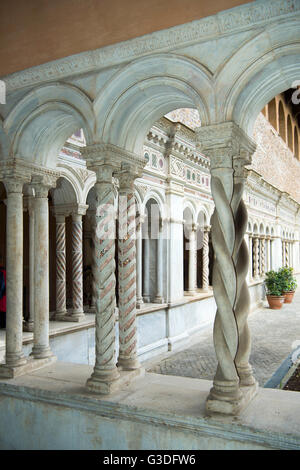 Italien, Rom, Päpstliche Erzbasilika San Giovanni in Laterano (Auch Lateranbasilika), Kreuzgang des Klosters der Lateranbasilika Stockfoto