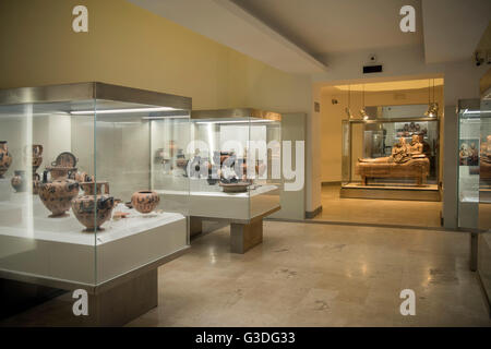 Italien, Rom, Museo Nazionale Etrusco di Villa Giulia, Im Hintergrund der Sarcofago Degli Sposi Stockfoto