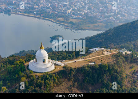 Luftaufnahme des World Peace Pagoda in Pokhara, Nepal Stockfoto