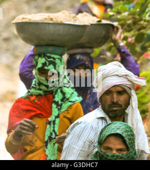 NiedrigKaste Männer und Frauen Graben Road Indien Stockfoto