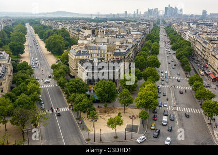 Avenue Foch, Avenue De La Grande Armée und La Défense gesehen von oben auf den Arc de Triomphe in Paris, Frankreich Stockfoto