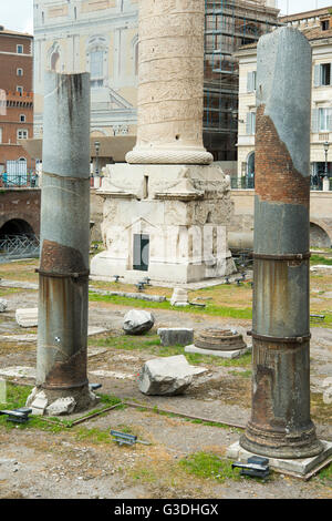 Italien, Rom, Trajansforum, Zwischen Den Säulen der Basilika Ulpia sterben Trajanssäule Stockfoto