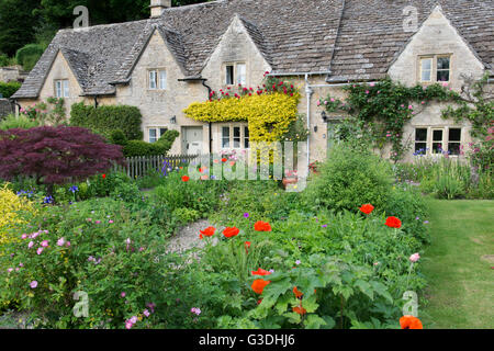 17. Jahrhundert Stein Bauerngarten in Bibury im Frühjahr. Cotswolds, Gloucestershire, England Stockfoto