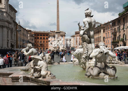 Italien, Rom, Piazza Navona, Fontana del Moro (bemalt) ist der anregenden der Drei Brunnen Und Wurde von Giacomo della Port Stockfoto