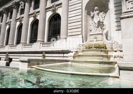 Schönheit aus Marmor Figur und Brunnen, Stephen A. Schwarzman Building NYPL, NYC Stockfoto