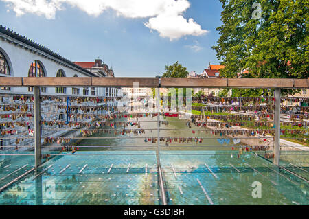 Liebesschlösser auf Metzgerei-Brücke an einem sonnigen Tag, Ljubljana, Slowenien Stockfoto