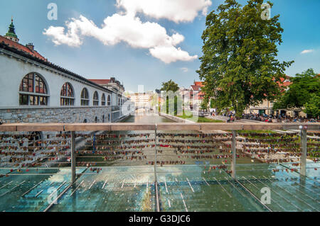 Liebesschlösser auf Metzgerei-Brücke an einem sonnigen Tag, Ljubljana, Slowenien Stockfoto