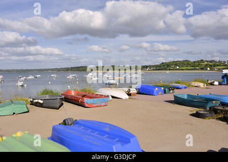 Kleine Boote im Hafen von Perros-Guirec, einer Gemeinde im Département Côtes-d ' Armor in der Bretagne im Nordwesten Frankreichs Stockfoto