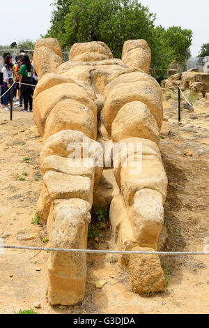 Telamon Tempel des Olympischen Zeus im Tal der Tempel (Valle dei Templi), Agrigento, Sizilien, Italien Stockfoto