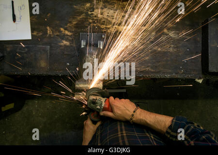 Ein Schlosser, ein Stück Metall Polieren. Stockfoto