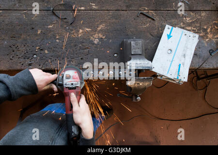 Ein Schlosser, ein Stück Metall Polieren. Stockfoto