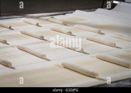 Rohteig auf Conveyor Belt, Brot Bäckerei, Philadelphia USA Stockfoto