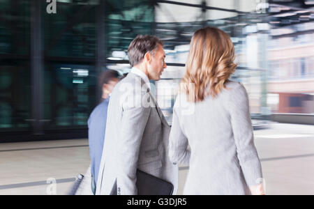 Firmenkundengeschäft Passanten Stockfoto