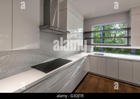 Leere weiße moderne Küche Stockfoto