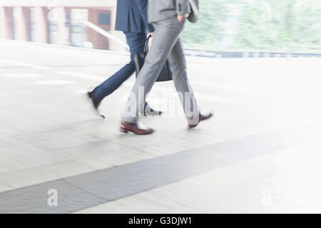 Corporate Geschäftsleute walking im freien Stockfoto