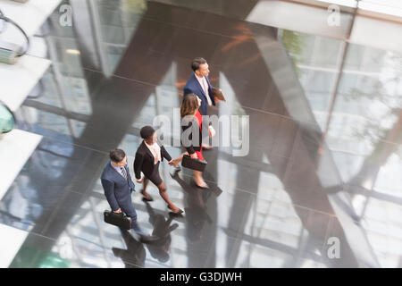 Firmenkundengeschäft Passanten im modernen Büro lobby Stockfoto