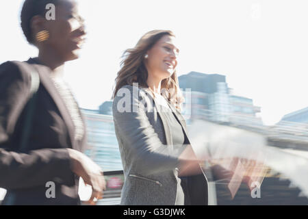 Lächelnde corporate Geschäftsfrauen walking im freien Stockfoto