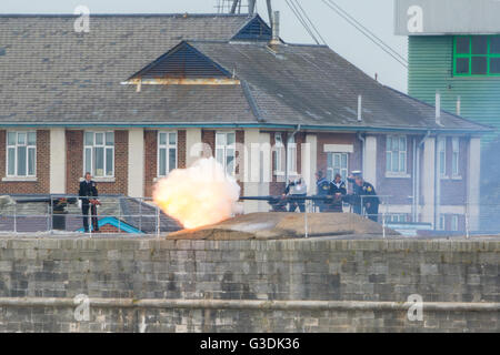 Ein Gruß der Royal Navy zum 95. Geburtstag von HRH, dem Herzog von Edinburgh, am 10. Juni 2016. Aus Fort Blockhouse, Gosport, Großbritannien gefeuert. Stockfoto