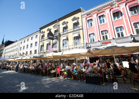 Menschen saßen draußen essen in der Abendsonne auf der Karl Johans Gate, Oslo, Norwegen Stockfoto