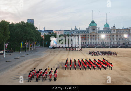 Horse Guards Parade, London, UK. 9. Juni 2016. Beating Retreat Parade und Konzert, ein Abend militärische Spektakel. Stockfoto