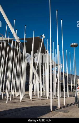 Fahnenmasten und modernen architektonischen Gebäudedetails, Parque Das Nacoes, Lissabon, Portugal Stockfoto