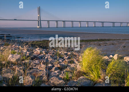 Vasco da Gama Bridge (Ponte Vasco da Gama) erstreckt sich über den Tejo in Parque Das Nacoes, Lissabon, Portugal Stockfoto