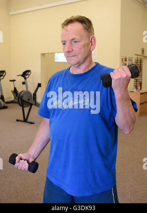 Ein reifer Mann, trainieren Sie im Fitness-Studio. Stockfoto