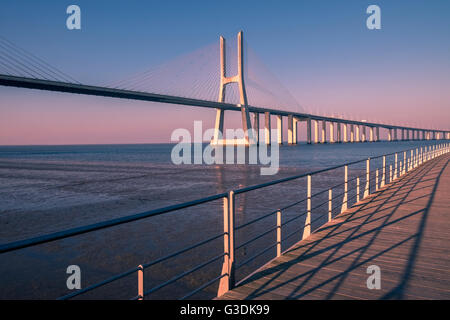 Vasco da Gama Bridge (Ponte Vasco da Gama) erstreckt sich über den Tejo in Parque Das Nacoes, Lissabon, Portugal Stockfoto