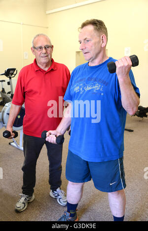 Reife Männer trainieren Sie im Fitness-Studio. Stockfoto