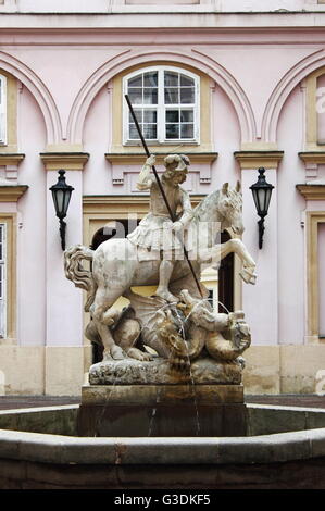 Statue des Hl. Georg tötet den Drachen im Primas Palast von Bratislava, Slowakei Stockfoto