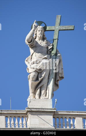 Jesus-Statue auf der Spitze St. Peter Basilika Fassade. Rom, Italien Stockfoto